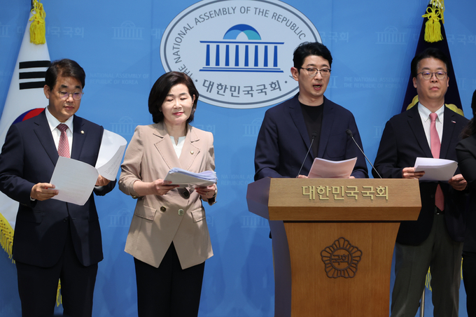 국무총리 인사청문특위 위원인 배준영(왼쪽부터)·김희정·주진우·곽규택 국민의힘 의원이 지난 18일 국회 소통관에서 김민석 국무총리 후보자의 재산 의혹과 관련, 자금 출처를 밝힌 자료 제출을 요구하고 있다. (사진=연합뉴스)