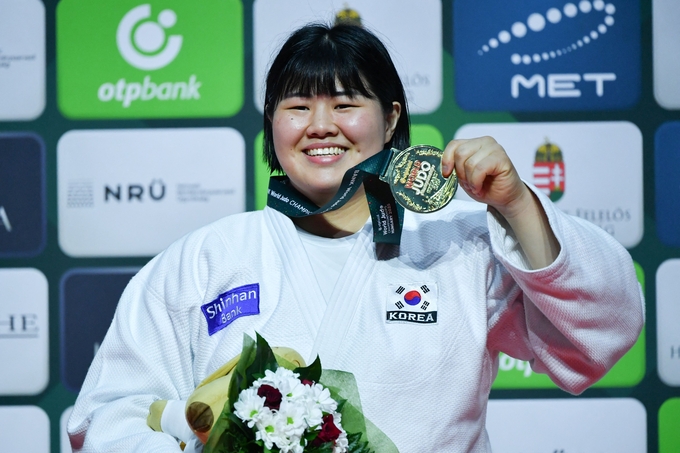 20일(한국시간) 헝가리 부다페스트에서 열린'2025 국제유도연맹(IJF) 세계선수권대회' 여자 78㎏ 이상급서 우승한 김하윤(안산시청)이 기념사진을 찍고 있다. (연합뉴스)