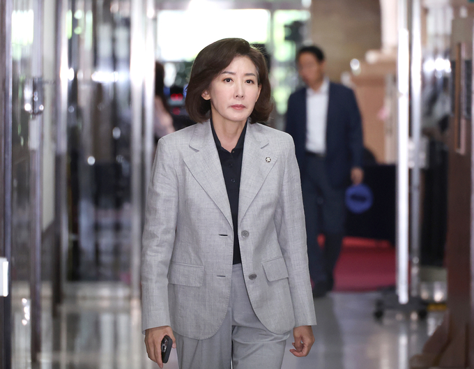 나경원 국민의힘 의원이 지난 18일 국회에서 송언석 원내대표 주재로 열리는 4선 이상 의원들과의 간담회에 참석하기 위해 이동하고 있다. (사진=연합뉴스)