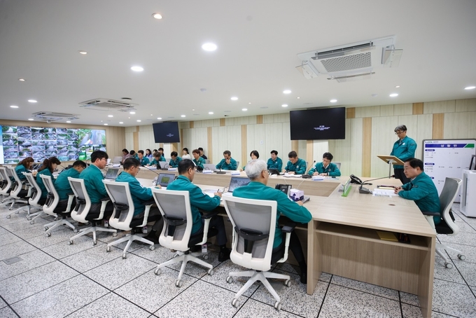 주광덕 남양주시장이 호우주의보 발효에 따른 긴급 대응 상황을 점검하기 위해 회의를 진행하고 있다. (사진=남양주시 제공)