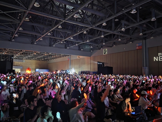 마비노기 21주년 판타지 파티 'NEW RISE'에 참석한 이용자들이 응원봉을 흔들며 호응하고 있다. (사진=이효정 기자)