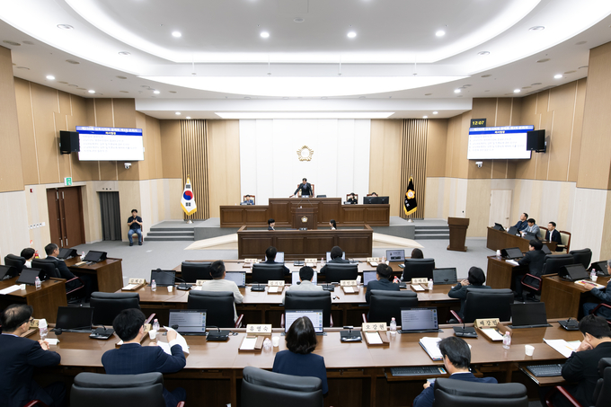 김포시의회 제259회 정례회 제3차 본회의에서 시가 올린 추경안을 통과 시키고 있다. (사진=김포시의회 제공)