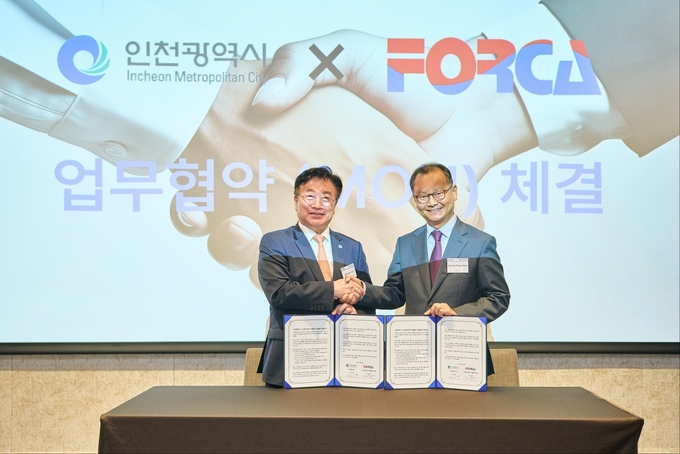 지난 20일 영종 인스파이어 리조트 컨벤션센터에서 (왼쪽부터) 윤원석 인천경제청장과 서영훈 한국외국기업협회 회장이 업무협약을 체결하고 기념촬영하고 있다. ( 사진 = 인천시 제공 )