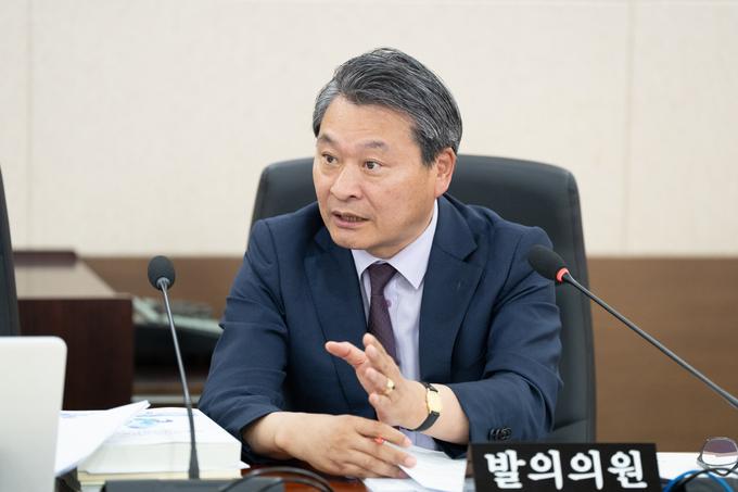 김유곤 의원이 지난 19일 시의회에서 열린 제7차 산업경제위원회에서 ‘수도권 역차별 방지를 위한 인천시 분산에너지 활성화 및 공공주도 해상풍력사업 지원 촉구 결의안’을 발의하고 있다. ( 사진 = 인천시의회 제공 )