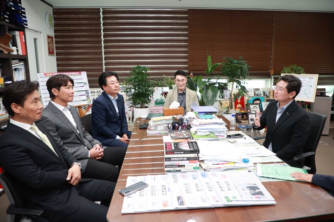 이상일 시장은 이날 시장실에서 이동국 테크니컬디렉터에게 임명장을 전달했다. (사진=용인시 제공)