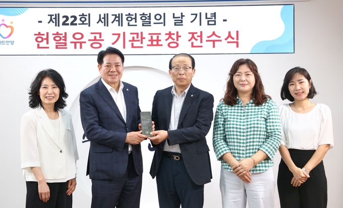 최대호(왼쪽 두 번째) 안양시장이 시청 접견실에서 전수식 후 관계 공무원과 함께 기념촬영을 하고 있다. (사진=안양시 제공)
