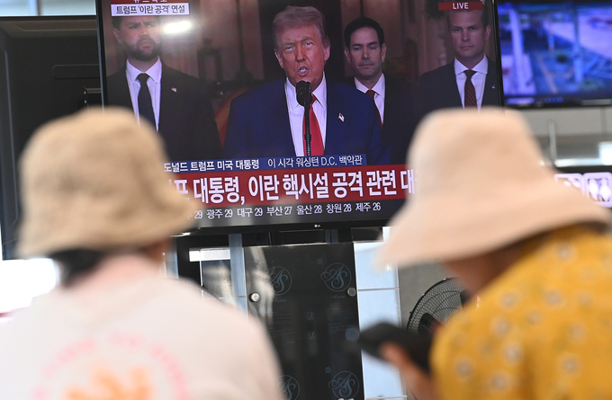 22일 오전 11시쯤 오산역 시외버스터미널 대합실에서 시민들이 도널드 트럼프 미국 대통령의 이란 핵시설 공습 관련 대국민 연설 방송을 시청하고 있다. ( 사진 = 옥지훈 기자 )
