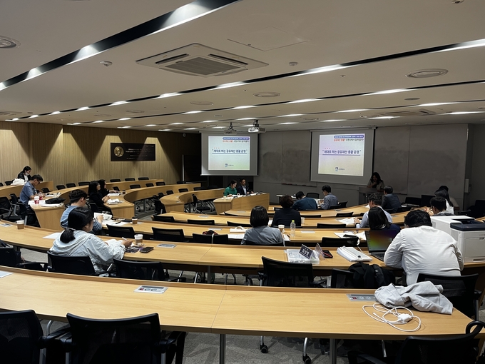 수원시 관계자가 공유재산 운영 우수사례를 소개하고 있다. (사진=수원시 제공)