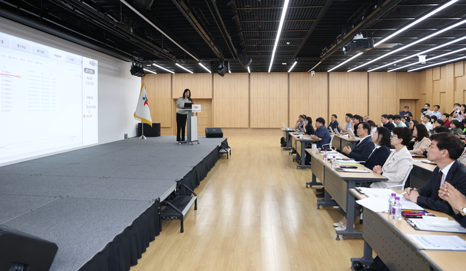 지난 18일 경기도교육청 남부청사에서 진행된 AI 서논술형 평가 시스템 발표 브리핑에서 안양 부림중 배성연 교사가 평가 시스템을 설명하고 있다. (사진=경기도교육청 제공)