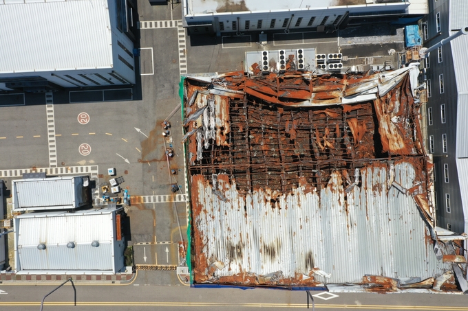  지난해 6월 24일 발생한 '화성 아리셀 화재 사고' 공장이 화재 여파로 무너져 내린 모습. (사진=옥지훈 기자) 