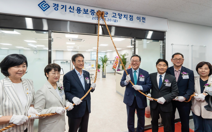 지난 20일 경기신용보증재단 고양지점 이전식에서 시석중 경기신보 이사장 등 참석자들이 기념촬영을 하고 있다. (사진=경기신보 제공)