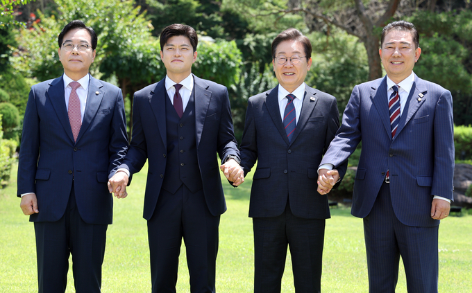 이재명 대통령이 22일 한남동 관저에서 여야 지도부와 오찬에 앞서 기념촬영을 하고 있다. (왼쪽부터) 송언석 국민의힘 원내대표, 김용태 국민의힘 비상대책위원장, 이 대통령, 김병기 더불어민주당 당대표 직무대행 겸 원내대표. (사진=연합뉴스)