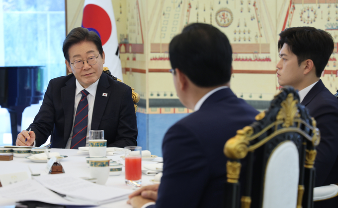  이재명 대통령이 22일 한남동 관저에서 열린 여야 지도부와의 오찬에서 송언석 국민의힘 원내대표(뒷모습)의 발언을 듣고 있다. (사진=연합뉴스)