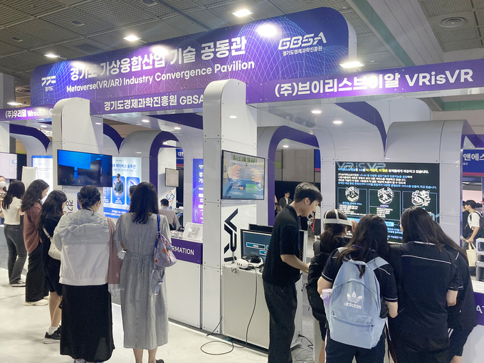 서울 코엑스에서 열린 2025년 메타버스 엑스포에서 참관객들이 경기도 공동관을 둘러보고 있다. (사진=경과원 제공)