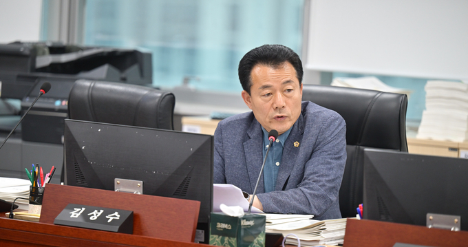 김성수(민주·안양1) 경기도의원이 지난 20일 경기도의회에서 열린 경기도 결산 총괄 심사에서 발언을 하고 있다. (사진=경기도의회 제공)