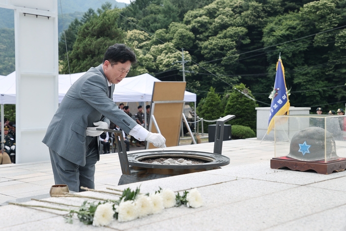 서태원 가평군수가 분향하고 있다. (사진=가평군 제공)