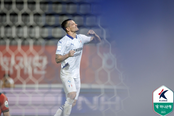 22일 창원축구센터에서 열린 하나은행 K리그2 2025 17라운드 수원 삼성과 경남FC의 경기서 후반 36분 쐐기골을 넣은 수원 일류첸코가 기뻐하고 있다. (사진=한국프로축구연맹 제공)