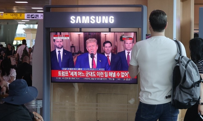 지난 22일 서울역 대합실에서 시민들이 이란 공습 관련 미국 트럼프 대통령의 대국민 연설 방송을 시청하고 있다. (사진=연합뉴스 제공)