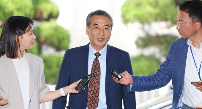  윤석열 전 대통령 부인 김건희 여사 관련 의혹을 수사하는 민중기 특별검사가 23일 서울 서초구 서초동에 마련된 임시 사무실로 출근하며 취재진 질문에 답하고 있다. (사진=연합뉴스)