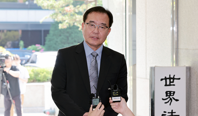  이명현 특별검사가 23일 서울 서초구 사무실로 출근하며 취재진 질문에 답하고 있다. (사진=연합뉴스)