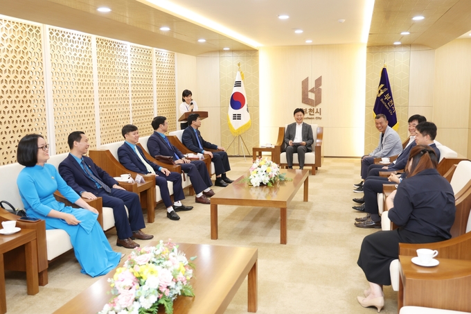 조용익 부천시장과 베트남 박닌연맹 대표단이 환담을 나누고 있다. (사진=부천시 제공)