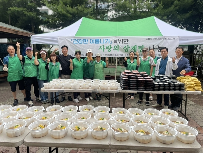 시흥시 정왕1동 새마을부녀회와 새마을지도자협의회는 지난 21일 무더운 여름을 맞아 사회적으로 소외되고 경제적으로 어려운 홀몸 어르신을 위한 ‘건강한 여름나기 사랑의 삼계탕 나눔 행사’를 열고, 정성껏 준비한 삼계탕을 전달하며 온정을 나눴다. (사진=시흥시 제공)