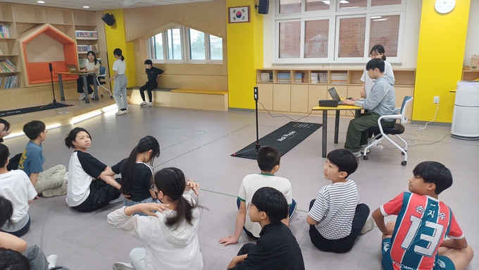 교육부 주관 AI 기반 스포츠 진로체험 프로그램에 참여한 청소년들 모습. (사진=화성시인재육성재단 제공)