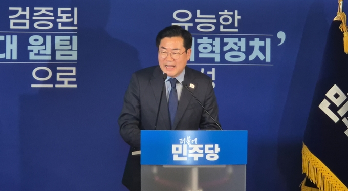 박찬대(3선·인천 연수갑) 더불어민주당 의원이 23일 서울 여의도 중앙당사 당원존에서 당대표 출마 선언 기자회견 도중 지지자들의 응원에 환한 미소로 응답하고 있다. (사진=김한별 기자)