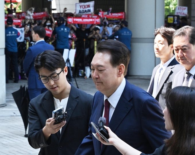  윤석열 전 대통령이 23일 서울 서초구 서울중앙지방법원에서 열린 내란 우두머리 혐의·직권남용 권리행사 방해 혐의 사건 8차 공판에 출석하고 있다. (사진=사진공동취재단)