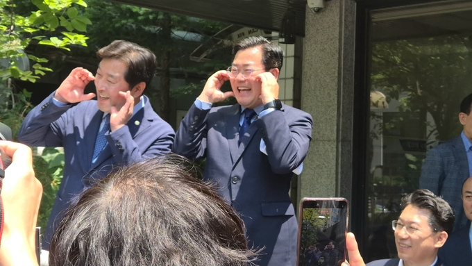 23일 더불어민주당 당대표 출마 선언 기자회견을 마치고 서울 여의도 당사 앞에 나온 박찬대(3선·인천연수갑) 의원이 지지자들을 향해 볼하트 포즈로 화답하고 있다. (사진=김한별 기자)