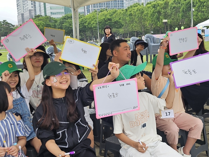 새마을문고 안양시지부의 '제17회 안양북페스티벌'에 참가한 시민들이 체험 프로그램에 참가하며 즐거운 시간을 보내고 있다.(사진=새마을금고 안양시지부 제공)
