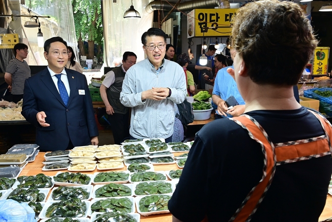 김대순(가운데) 경기도 행정2부지사와 변재석(민주·고양1) 경기도의원이 23일 고양시 덕양구 원당시장을 찾아 상인들과 소통하고 있다. (사진=경기도 제공)