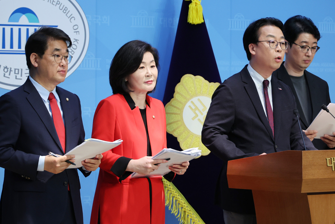 국민의힘 국무총리 인사청문특위 위원인 배준영·김희정·곽규택·주진우 의원이 23일 국회 소통관에서 김민석 국무총리 후보자의 자녀 특혜 의혹과 관련해 자진 사퇴를 촉구하는 기자회견을 하고 있다. (사진=연합뉴스)