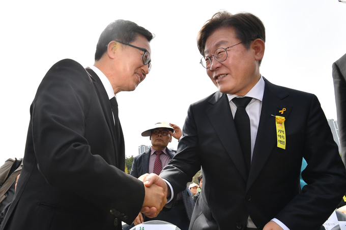이재명 대통령(오른쪽)과 김동연 경기도지사가 지난 4월 16일 안산에서 열린 세월호 참사 11주기 기억식에서 인사하고 있다. (사진=옥지훈 기자)