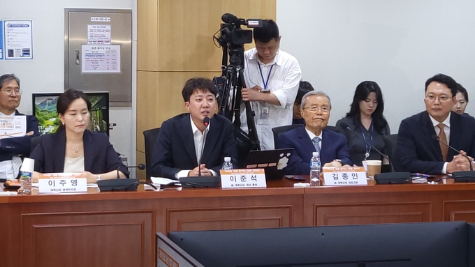이준석(화성을) 개혁신당 의원이 23일 오후 서울 국회 의원회관에서 열린 대선 평가 세미나에서 기념사를 하고 있다. 오른쪽부터 천하람 원내대표 겸 당대표 권한대행, 김종인 전 상임고문, 이 의원, 이주영 정책위의장 (사진=한주희 기자)