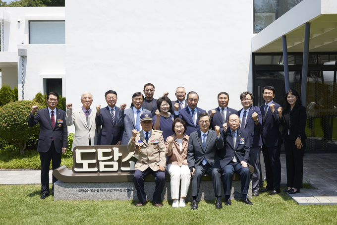 23일 오후 도담소에서 열린 경기도 보훈단체장 오찬 간담회에서 김동연 경기도지사와 도내 13개 보훈단체 경기도지부장 등이 기념촬영을 하고 있다. (사진=경기도 제공)