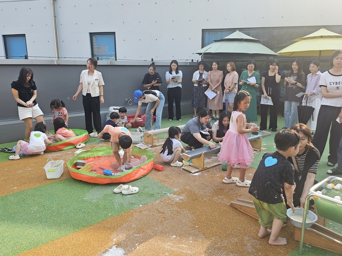 23일 수원 밤밭누리유치원에서 '2025 유치원 수업 나눔'이 진행되고 있다. (사진=수원교육지원청 제공) 