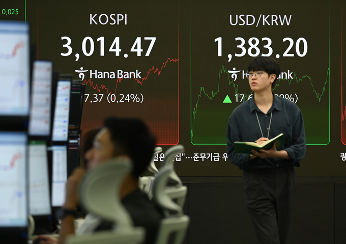 미국의 이란 핵시설 공격에 따른 중동 정세 불안이 이어지는 가운데 23일 서울 중구 하나은행 딜링룸 현황판에 코스피 지수가 표시돼 있다.