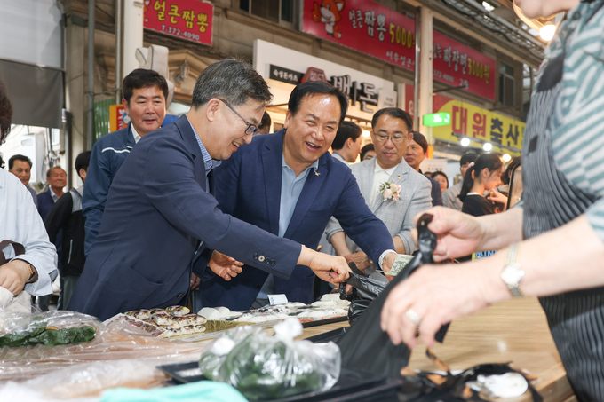 이권재 오산시장, 김동연 경기도지사가 오색시장에서 진행된 ‘경기 살리기 통큰 세일 개막식’행사에서 장을직접보며 상인들과 만남을 가지고 있다. (사진=오산시 제공)