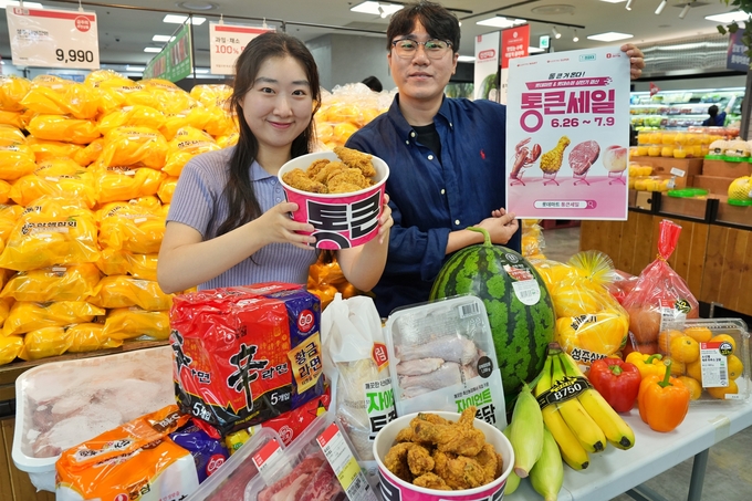 롯데마트 제타플렉스 잠실점에서 '5000원 통큰치킨' 및 주요 할인 상품 모습 (사진=롯데마트 제공)