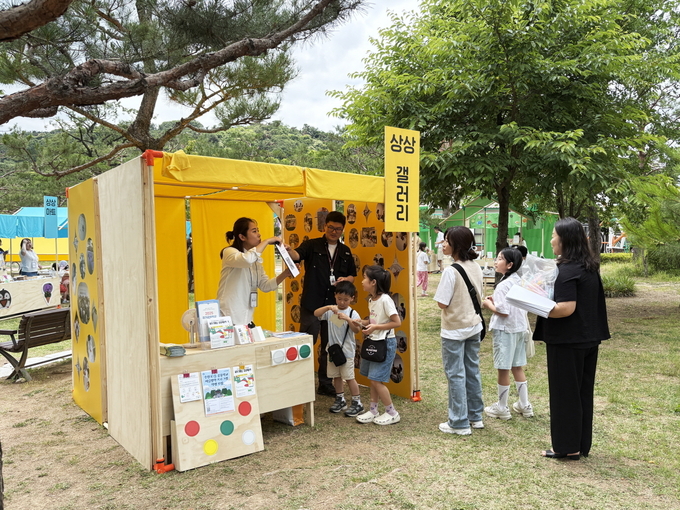 '꿈의 거래소: 상상력 마켓' 운영 전경. (사진=수원시립미술관 제공) 
