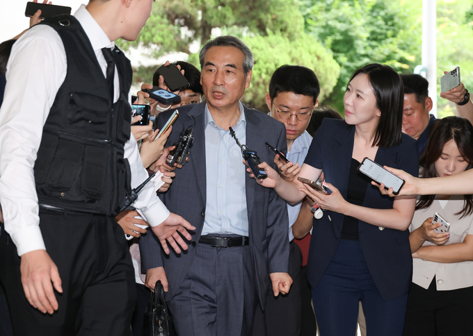  윤석열 전 대통령 부인 김건희 여사 관련 의혹을 수사하는 민중기 특별검사가 24일 서울 서초구 서초동에 마련된 임시 사무실로 출근하며 취재진 질문에 답하고 있다. (사진=연합뉴스)