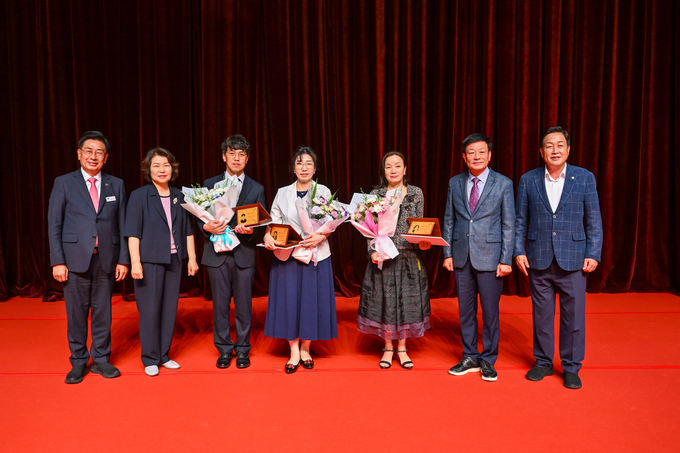(재)양평군 교육발전위원회는 21일 물맑은양평체육관에서 제1회 참교육인상 시상식및 대학생 장학증서 수여식을 성황리에 개최했다. (사진=양평군 제공)