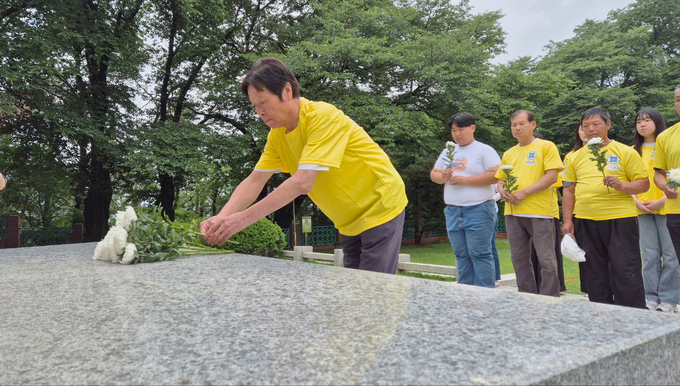 21일 용인시 처인구 김량장동 중앙공원 현충탑에서 봉사자들이 참배를 하고 있다. (사진=신천지자원봉사단 용인지부)