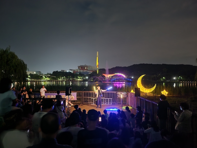 지난 21일 호수공원 야외공연장에서 진행한 ‘빛의 굴뚝과 음악이 흐르는 밤’의 행사에 시민들이 호응하고 있다. (사진=김포시 제공)