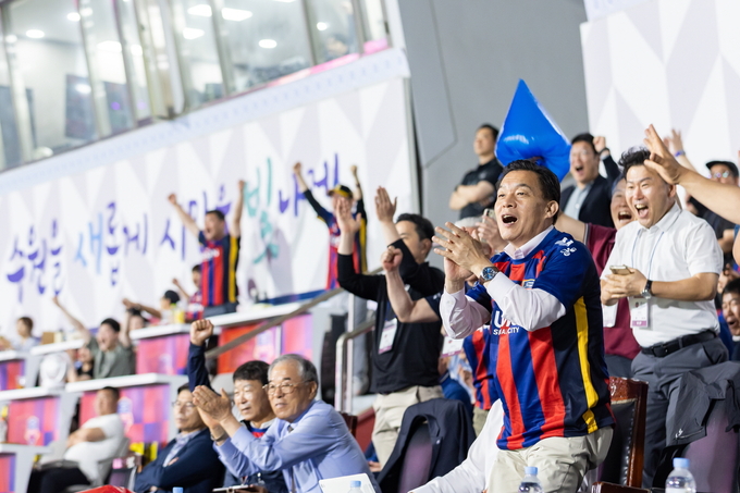 이재준 시장이 지난 14일 수원FC 경기를 관람하며 응원하고 있다. (사진=수원시 제공)