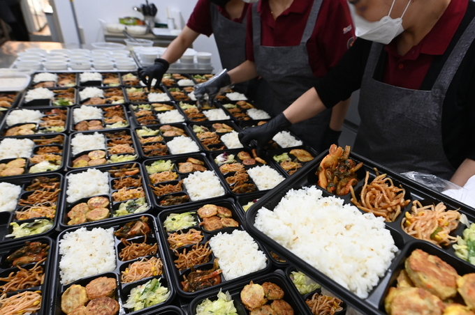 수원새빛돌봄 식사배달 서비스를 위해 도시락을 만들고 있다. (사진=수원시 제공)