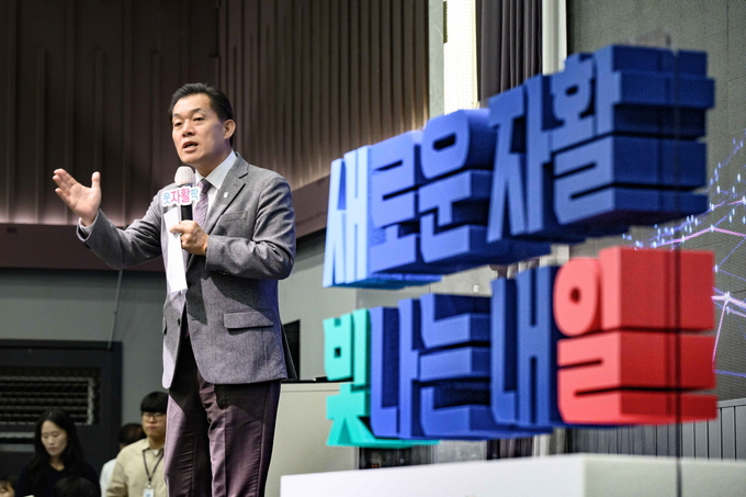 지난해 11월 2024년 자활사업성과보고대회에서 이재준 수원시장이 인사말을 하고 있다. (사진=수원시 제공)
