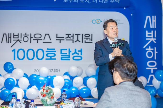  지난해 12월 새빛하우스 누적 지원 1000호 달성 기념행사에서 이재준 수원시장이 인사말을 하고 있다. (사진=수원시 제공)