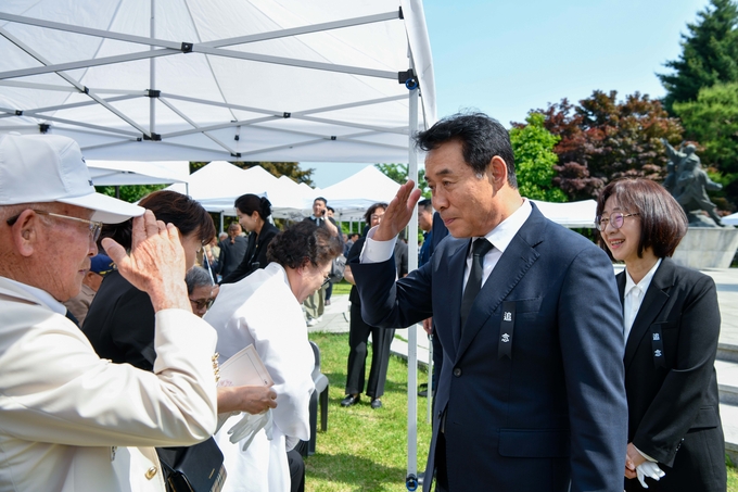 백영현 포천시장이 보훈대상자 및 가족들이게 경례를 하고 있다. (사진=포천시 제공)